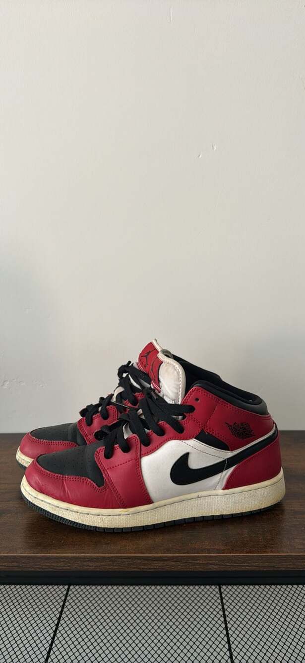 Air Jordan 1 Mid Chicago Black Toe Youth Size 7Y 554725-069